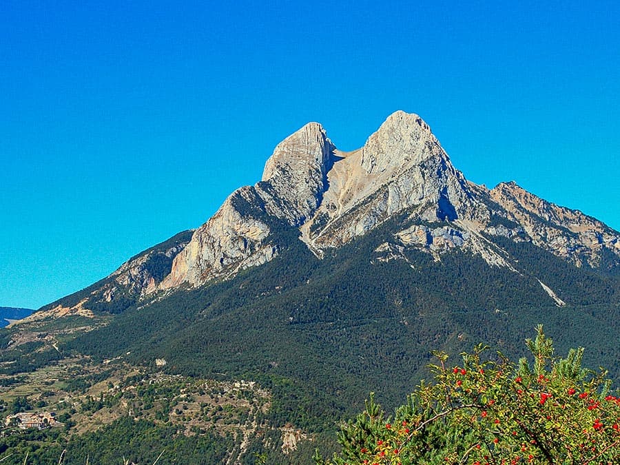 toursbyuni_private_pyrenees_hiking_experience_01